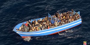 image refugiés bateau